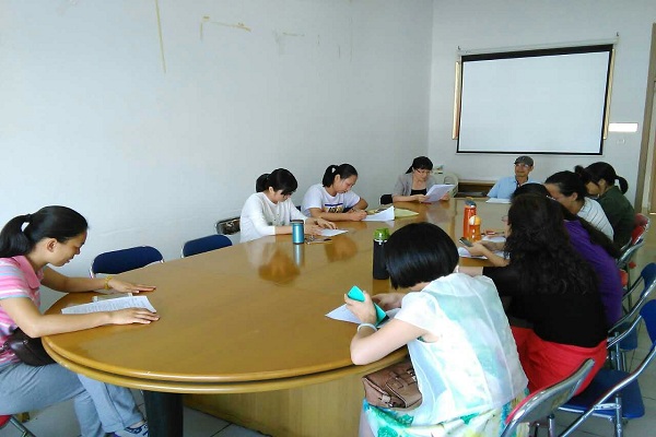 思政教研部黨支部開展“兩學(xué)一做”學(xué)習(xí)教育活動(dòng)--組織交流《知心法官》心得體會(huì)