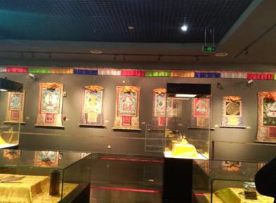 講解隊(duì)走進(jìn)曇石山文化博物館唐卡展