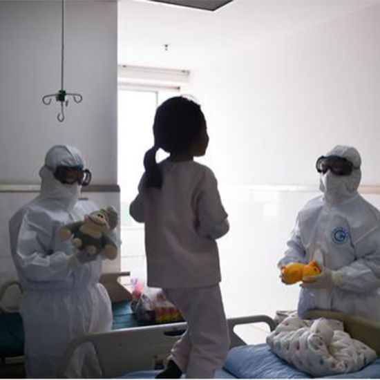 邱靜(左一)和董宇婷(右一)正在想辦法說(shuō)服不想午睡的娜娜早點(diǎn)兒休息