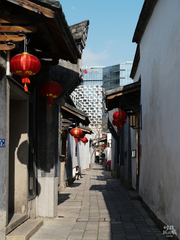 △走進郎官巷，可以看到街區(qū)外的高樓，新舊建筑風格交相輝映。（總臺央視記者彭漢明拍攝）