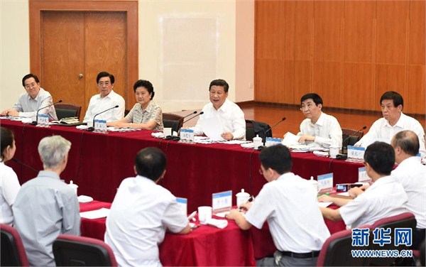 9月9日，中共中央總書記、國(guó)家主席、中央軍委主席習(xí)近平來(lái)到北京師范大學(xué)看望教師學(xué)生，向全國(guó)廣大教師和教育工作者致以崇高的節(jié)日敬禮和祝賀。這是習(xí)近平同學(xué)校師生代表進(jìn)行座談。