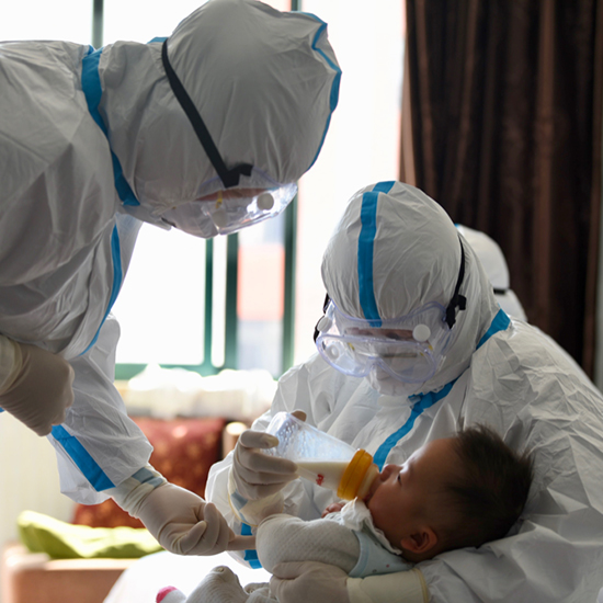 “臨時(shí)媽媽”章曉燕(左)和王四妹(右)給醒來(lái)的孩子喂奶